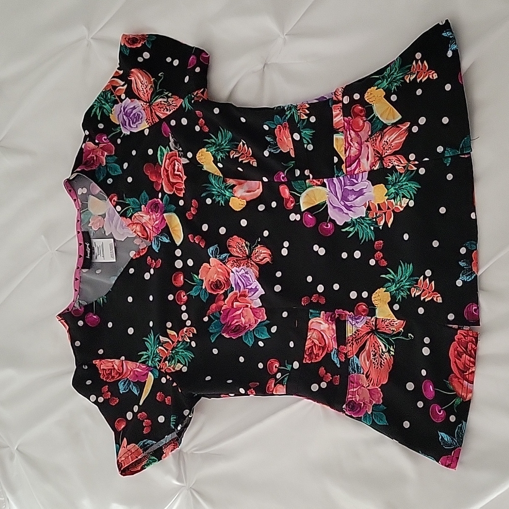 Heart & Soul Women's scrub top. Size small.